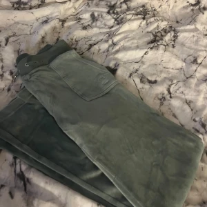 Juicy Couture byxor  - Ljusgröna juicy byxor i storlek XS. Köpta på Raglady vid Januari 2024 och knappast använda och väldigt bra skick!  En metallbit vid banden har lossnat därav priset!  