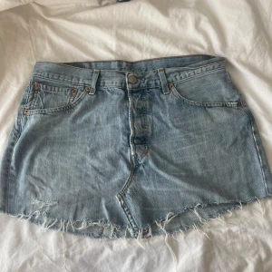 Ljusblå jeanskjol från Levi's - En ljusblå jeanskjol från Levi's köpt på Vinted. Har aldrig använt den, passar strl S/M.