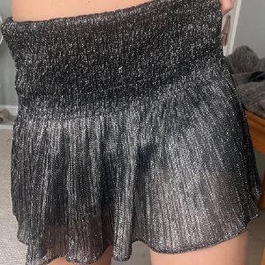 Glittrig kjol - Glittrig kjol från zara som inte kommer till användning, fint skick💞lånade bilder