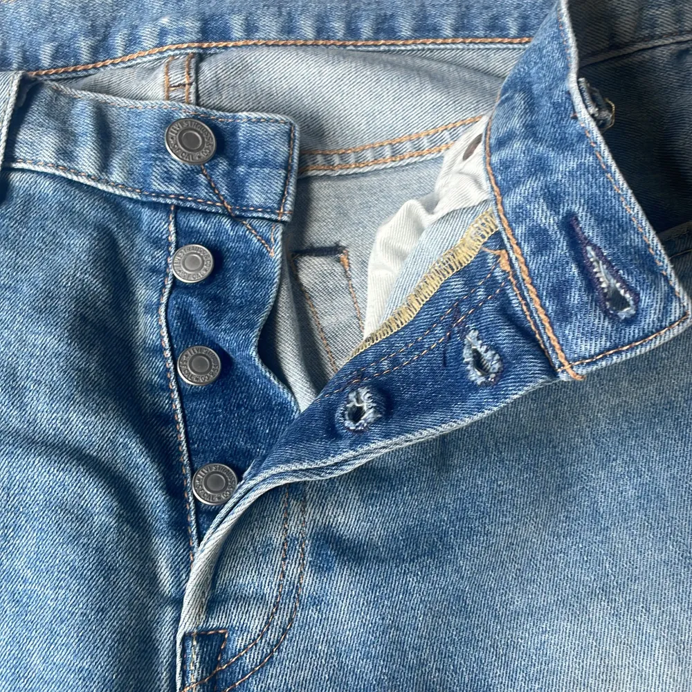 Ljusblåa jeans i fint skick.  En litet slitage vid ena bakfickan (se bild). Jeans & Byxor.