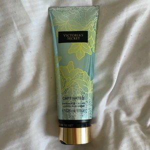 Victorias secret Lotion  - En Lotion från Victorias secret, luktar gott och gör en jätte mjuk, säljer få jag köpt en ny och den inte kommer t användning! Lite mer än halva kvar(typ 185ml kvar)! Pris går att diskutera vid snabb affär🤗