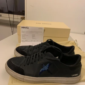 Axel Arigato Skor - Arigatos i storlek 43, sparsamt använda. Nypris 2400kr.