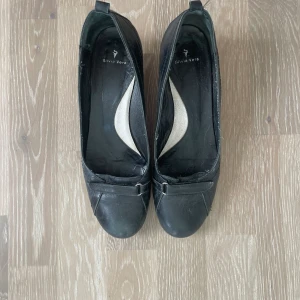 Svarta kittenheels  - Helt okej skick, liksom begagnat. Passar för storlek 40