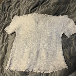 Smockad topp - Smockad topp från Primark, köptes förra året men använd cirka 5-8ggr. Tröjan är i stl 13-14 men skulle säga att den passar Xs-S