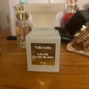 Tom Ford Eau de Soleil Blanc - Tom Ford Eau de Soleil Blanc är en eau de toilette i en elegant vit frostad flaska med en guldetikett. Flaskan rymmer 30 ml av doften. Använd två gånger.