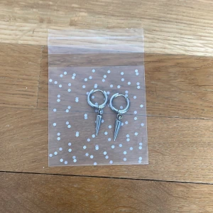 Silvriga örhängen  - Bra skick,silvrigaörhängen med niter. TAR ENDAST SWISH och köparen står för att betala frakten!