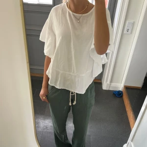 Vit blus/poncho - Vit volangblus från Bubbleroom i storlek 36. Fint skick. Använd gärna köp nu!