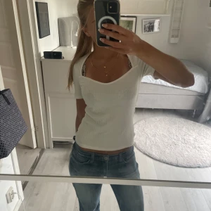 Topp Gina tricot - Jättesnygg ribbad topp/t-shirt från Gina! Fint skick, knappt använd🙌