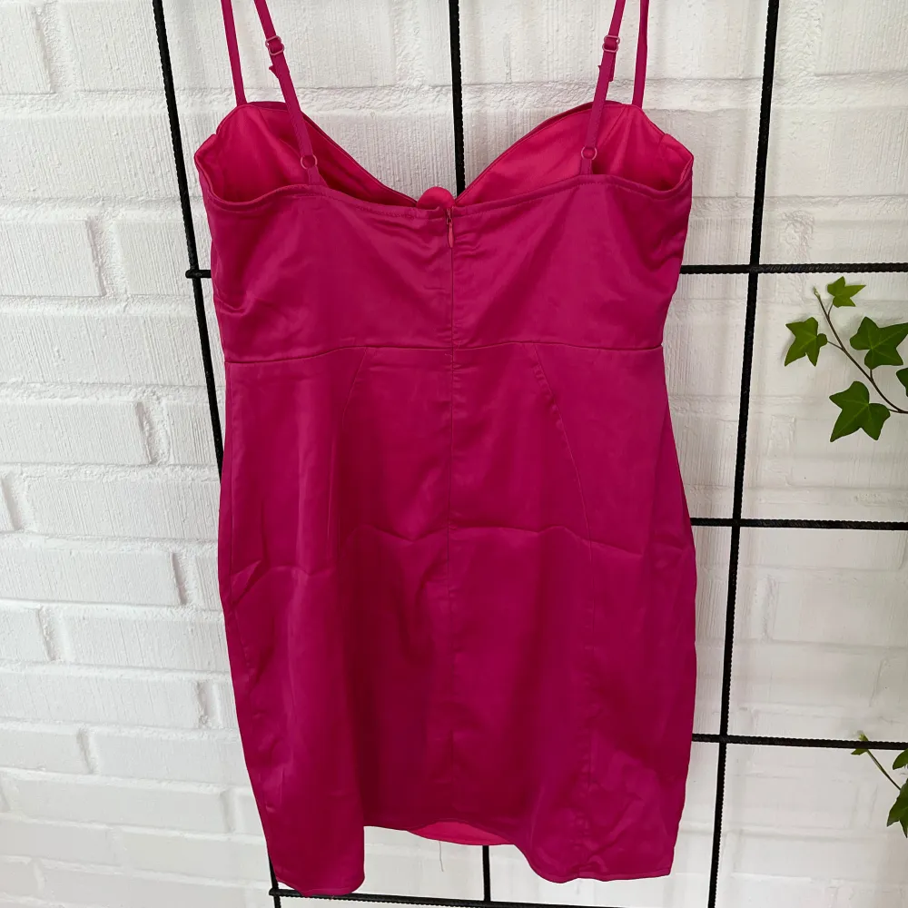 Rosa korsett klänning från Nelly. Helt ny, skulle använt den i Visby v.29 på pink party men hittade något annat 💞. Mekot.