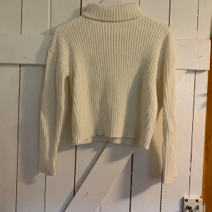 Stickad tröja - En stickad vit polo tröja från shein som aldrig blivit använd. 