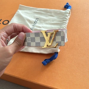 Louis Vuitton skärp  - Louis Vuitton skärp  Helt oanvänd storlek 85/34 Vändbar kan använda båda sidorna rutiga och rosa  Köpt för 5800  Kartong  Dustbag 
