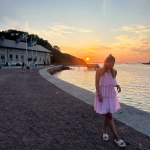 Populär vero Moda klänning - Säljer denna populära klänning i både rosa och gult, klickade hem dubbelt när jag beställde därav säljer jag för hann aldrig skicka tillbaka, aldrig använda med lapp, har inga bilder i den gula men kan skicka privat om det behövs, köp båda för 1700kr