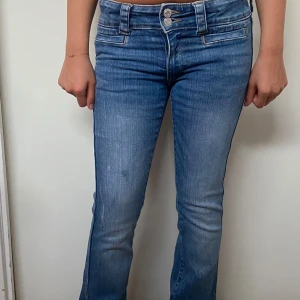 Mörkblåa Low Waist Jeans - as snygga mörkblåa jeans med fickor där bak • midjemått: 35 cm • innerbenslängd: 74 / 75 cm ( skriv ifall du har några funderingar🤍)