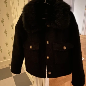 Snygg Chelsea kappa  - Jätte fin höst/vinter jacka som inte är använd så mycket och har inga defekter 💞 jackan är Inte nopprig utan den är så i materialet 