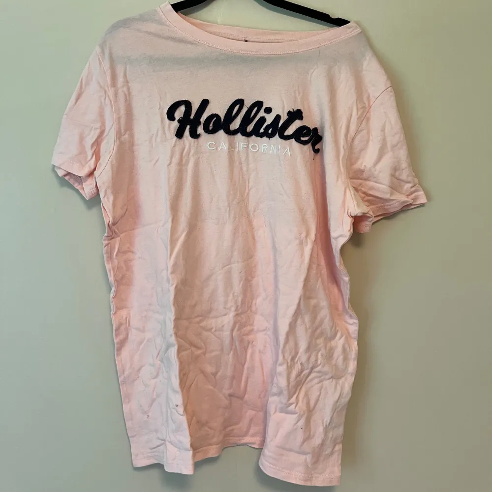 Rosa Hollister T shirt. Strl L. Inga defekter. Säljer för 150kr. (Obs allt tvättas före frakt). T-shirts.