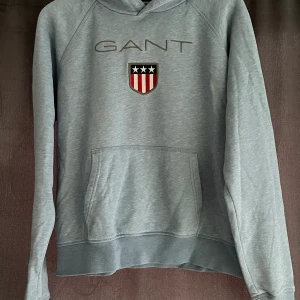 Gant blå hoodie  - Använder den inte så vill bli av. Bra skick använd bara 3 gånger. Kontakta gärna vid frågor.  Nypris: 900kr 