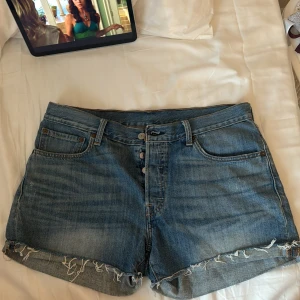 Blå jeansshorts från Levi's - svin snygga lågmidjade jeansshorts!! älskar dom men tyvärr lite för stora 💕