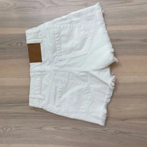 Vita korta shorts - Säljer jätte  fina vita shorts till sommaren. Nyskick!!! Pris går att diskutera storlek 32 (xs)