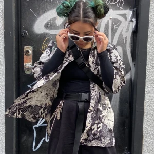 Skjorta med animetryck - Tunn skjorta med animetryck från weekday, overaize passform och väldigt gott skick 