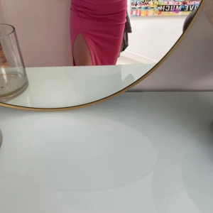 Rosa Lång kjol  - Säljer fin rosa lång kjol med slits. HELT NY!!!! Aldrig använd. Säljer pga har bytt stil. Storlek xs. (Prislappen sitter fortfarande kvar). Pris går att diskutera !!