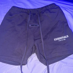 Essentials shorts - Fina essentials shorts använda 2 gånger  Säljer för passar inte mig längre och gillar inte färgen 