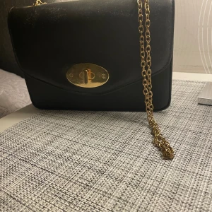 Väska - Snygg svart väska med guld detaljer som passar till allt💗