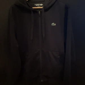 Lacoste sport hoodie - Bra skick köpt på care of Carl, storlek US M