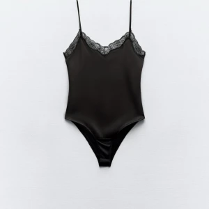 VIT (inte svart) satin body ZARA - Helt ny satin body med prislappar kvar från Zara. Den vita fanns inte kvar på hemsidan så därför bild på den svarta.