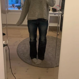 Lågmidjade jeans  - Hej, säljer ett par lågmidjade bootcut jeans från diesel 🩵 Supersnygg mörkblå färg med ljusare p. 