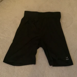 Svart fotbollshorts - Ett par basic svart fotbollsshors. Använd ca 10 gånger. Säljs pga att de har blivit för små