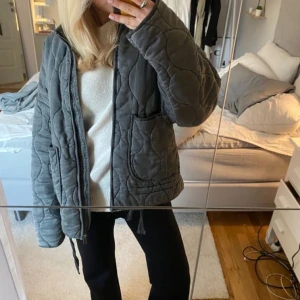 Zara jacka - Jättefin ock skön jacka från zara🫶🏼 Bra skick! Perfekt nu till höst, skriv privat vid fler frågor💕💕