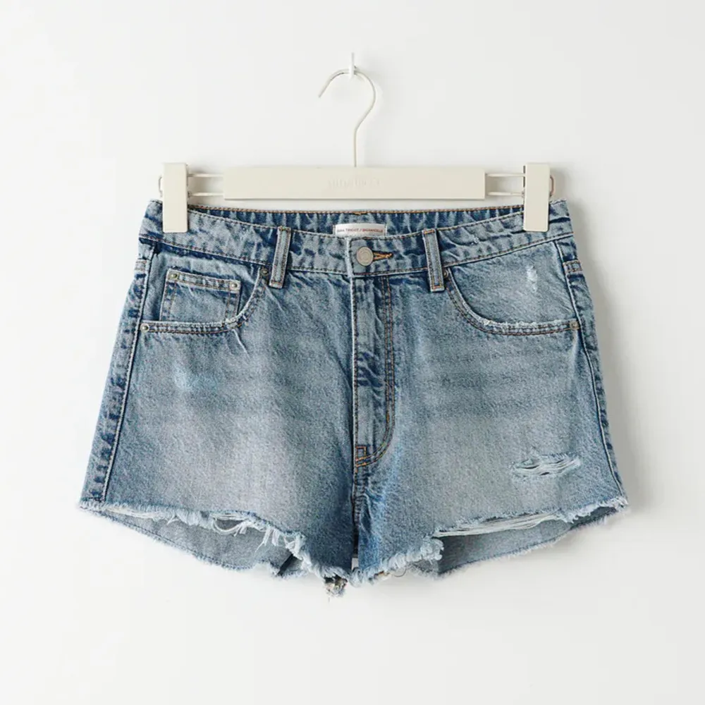 jeansshorts från gina 🌟 inga defekter, men använda. shortsen är lågmidjade💝 skriv för fler bilder!!. Shorts.