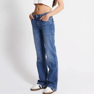 Slutsålda bootcut jeans lager 157 - Säljer dessa slutsålda bootcut jeansen från lager 157. Dom är lite slitna längst ned men annars är dom i bra skick. 