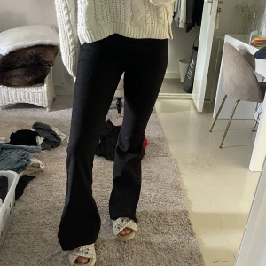 Utsvängda Kostymbyxor - Superfina kostymbyxor från zara, använd några gånger men fof i bra skick! Bekväma och väldigt fina. Strl xs men passar även mig som har s på majoriteten av byxor. VÄLDIGT långa på mig som är 175 cm!