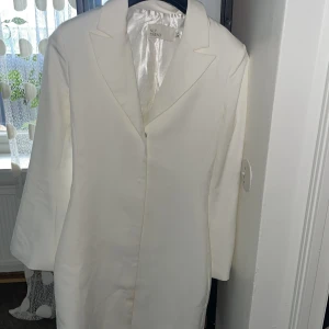 Kavaj klänning - Från NLY TREND Pris kan diskuteras vid snabb affär 