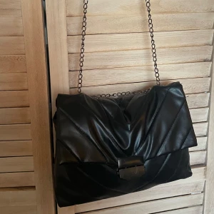 Crossbody handväska - Superfin, får plats med rätt mycket där i. Jag brukade ha min iPad till skolan där i (stor iPad). 