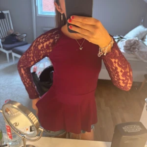 Vinröd topp Gina tricot - Fin topp/blus från Gina tricot med volang och spets, kontakta via intresse eller köp 😊