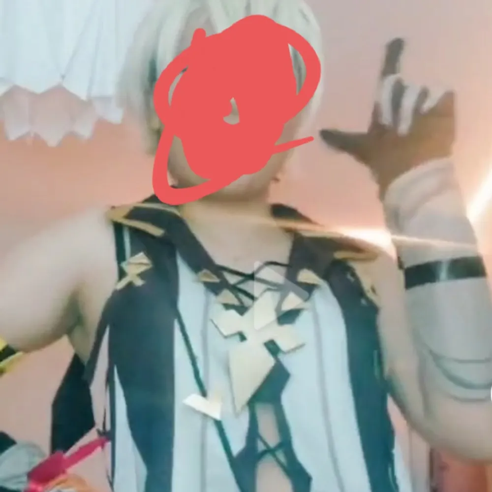 The cosplay has been worn a few times, there have been some issues with the cosplay in the past but its now fixed. Im selling the costume itself not the wig and i dose not come with his 