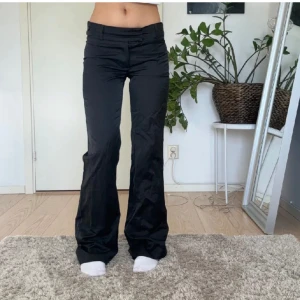 Lågmidjade kostymbyxor  - Kostymbyxor köpta här på Plick. Säljer vidare då jag har flera par kostymbyxor redan. Innerbenet är 80cm och midjan tvärs över är 33cm. Lånade bilder från förra ägaren. Endast testade!