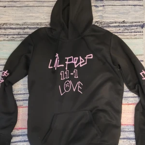 Lil Peep Hoodie  - Hoodie med Lil Peep-tryck, oanvänd. Gråsvart färg. Tryck fram och på ärmar. 