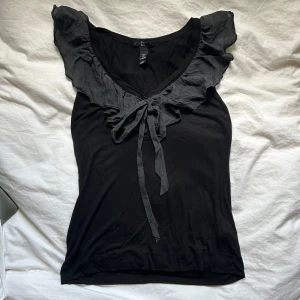 Knyt linne - Supergulligt linne me rosett och volanger🎀