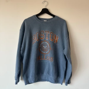 Oversized vintage sweatshirt från Urban Outfitters - ”Vintage”/second hand inspirerad (den var alltså urtvättad från början när jag köpte den som helt ny) tröja med tryck från Urban Outfitters i storlek M. Använd men i mycket fint skick och legat i garderoben senaste åren! 