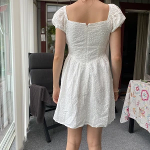 Vit klänning - Ny oanvänd, vit,knytning fram