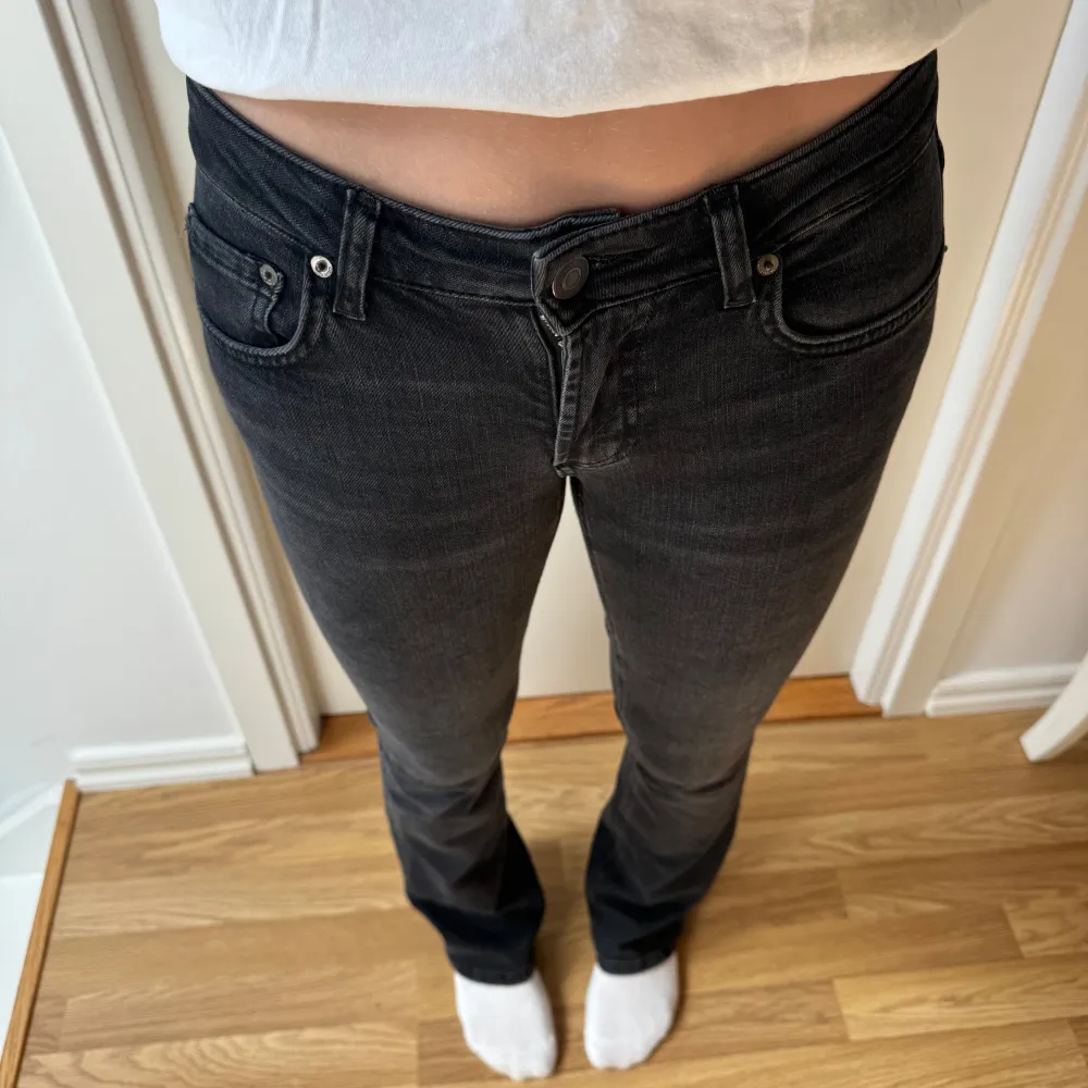 Snygga och sköna lågmidjade jeans från Zara. Nyskick. Midjemått 33 cm. Kontakta mig vid frågor o vid intresse!. Jeans & Byxor.