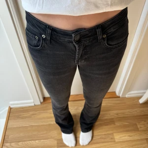Snygga lågmidjade jeans - Snygga och sköna lågmidjade jeans från Zara. Nyskick. Midjemått 33 cm. Kontakta mig vid frågor o vid intresse!