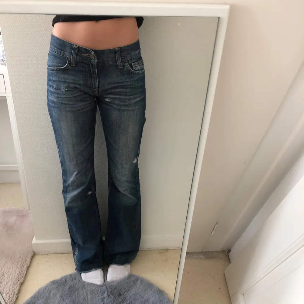 Säljer pga att den e för stora för mig, men ett par super fina Lågmidjade jeans. Har knappt kommit till användning, köptes nya för 3500kr Inte fast pris, hör gärna av dig om minsta lilla . Jeans & Byxor.