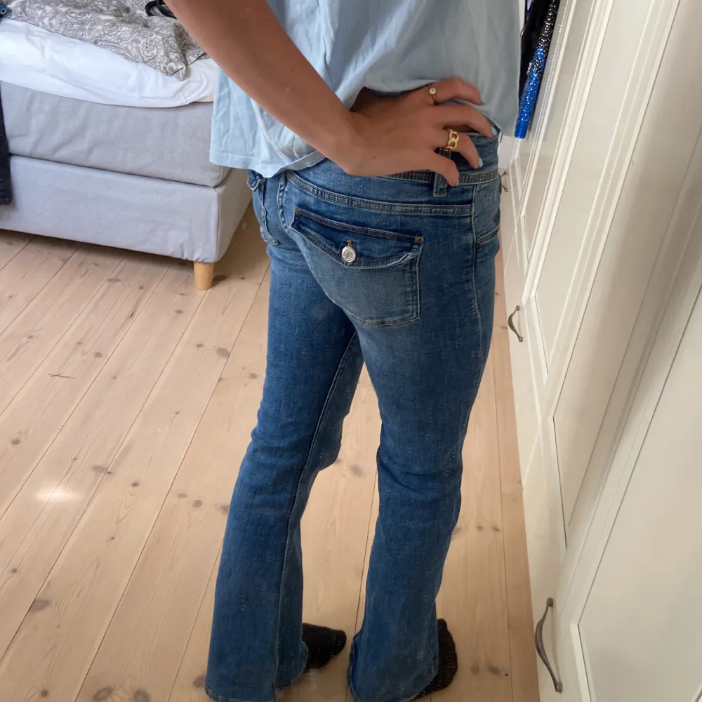 Super snygga utsvängda jeans från Gina tricot 💗 storlek 164 men passar mig som är ca 168 cm lång och ungefär storlek 32-36 annars. Jeans & Byxor.