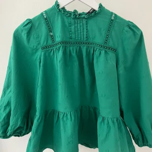 Zara blus - Säljer denna super fina zara blus som jag köpte för 2 år sedan men som inte använts de senaste 💓den är i fint skick💓😍 