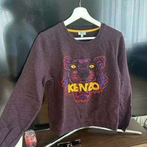 Kenzo Sweatshirt - storlek L i damstorlek. Dock liten i storleken så den är mer som en M. Säljer då den ej använts typ alls. Inköpspris: 5000kr