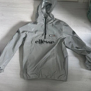 Ellese jacka  - Storlek M, bra skick